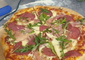 Dzień pizzy włoskiej oraz napoje z owocami cytrusowymi na bazie miodu