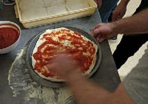 Dzień pizzy włoskiej oraz napoje z owocami cytrusowymi na bazie mio