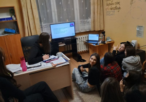 siedem wychowanek i wychowawca oglądają film ,,Jaki jestem - kim będę"