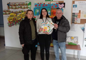 Wychowawcy z bursy przekazują kolorowanki przedstawicielowi przedszkola