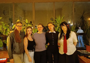 Pięć wychowanek stoi i pozuje do zdjęcia