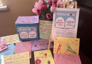 Kilka kolorowych kartek z obrazkami i miłymi słowami oraz hasło akcji „Wyloauj Anioła „