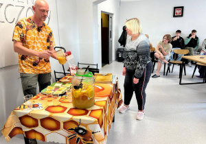 Degustacja kanapek posmarowanych miodem