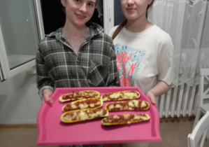 Dwie wychowanki prezentują przygotowane danie