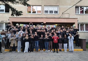 Kilkadziesiąt wychowanków bursy stoją do wspólnego zdjęcia