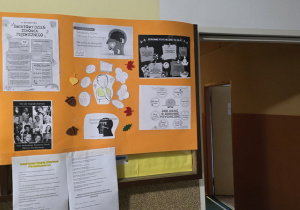 Plakat dotyczący akcji wywieszony na tablicy.