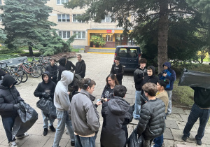Wychowawcy rozdają wychowankom worki na śmieci, rękawiczki i przypominają zasady segregacji odpadów.