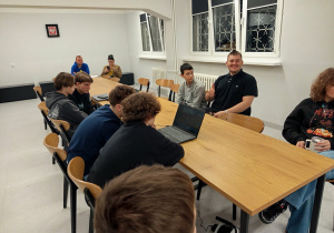 Na telewizorze jest wyświetlona gra na temat bezpieczeństwa w Internecie