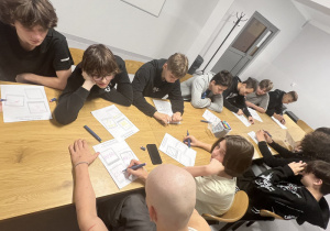 Dwunastu wychowanków wykonuje ćwiczenia dotyczące gier