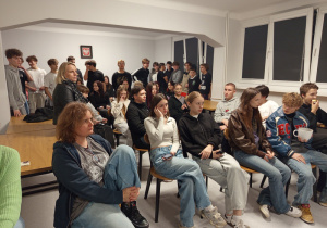 Dziewczęta i chłopcy słuchają muzyki