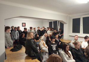 Dziewczęta i chłopcy słuchają muzyki