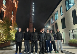 Chłopcy stoją na dziedzińcu Monoplis.