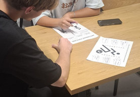 Wychowankowie opracowują kartę pracy