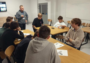 Chłopcy realizują kolejne zadanie grupowe