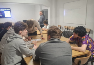 Chłopcy realizują kolejne zadanie grupowe