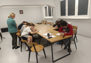 Chłopcy wykonują ćwiczenie.