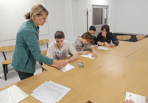 Nauczyciel tłumaczy ćwiczenie.