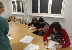 Wychowankowie podczas rozwiązywania zadań językowych.