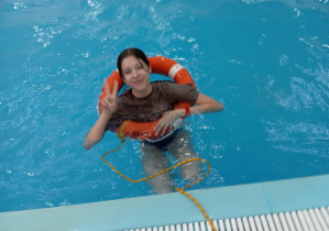 Jedna dziewczynka pływająca w basenie w kole ratowniczym