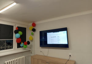 Na telewizorze jest wyświetlona prezentacja na temat pism oficjalnych