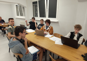 Wychowankowie według wzoru tworzą na komputerach pisma oficjalne