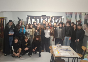 Grupa młodzieży stoi do wspólnego zdjęcia.