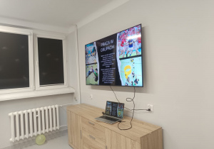 Na prezentacji multimedialnej jest wyświetlane zadanie grupowe