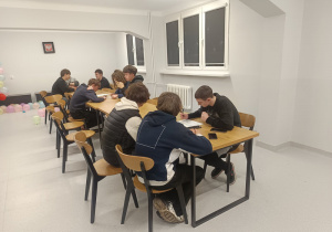 Wychowankowie opracowują zadanie korzystając z Internetu