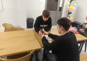 Wychowankowie uzupełniają kartę pracy korzystając z Internetu