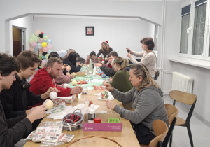 Grupa uczestników warsztatów podczas wykonywania ozdób