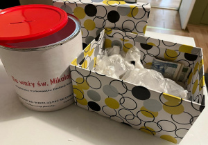 Pudełka z zebranymi funduszami.