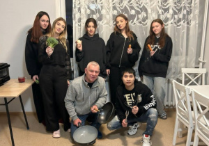 Pięć wychowanek, wychowawca i kucharz pozujący do zdjęcia.