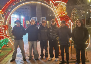 Chłopcy stoją przy ozdobnym łuku