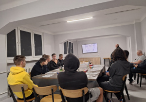 Wychowankowie słuchają o Stanisławie Wyspiańskim