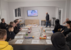 Wychowankowie oglądają film o Wyspiańskim