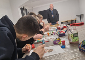 Wychowankowie malują.