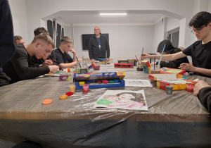 Wychowankowie malują.
