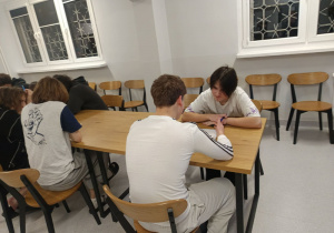 Wychowankowie dobrani w pary opracowują zadanie