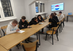 Wychowankowie opracowują scenki na temat bezpieczeństwa w czasie wolnym