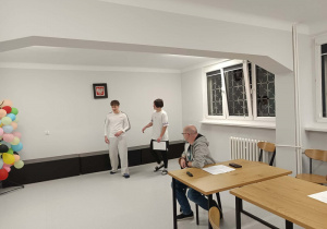 Dwóch wychowanków odgrywa scenkę na wylosowany temat