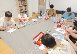 Wychowankowie  malują prace plastyczne