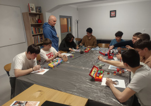 Wychowankowie  malują prace plastyczne