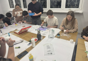 Wychowankowie malują gipsowe odlewy