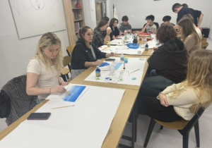 Wychowankowie malują gipsowe odlewy