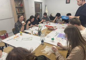 Wychowankowie malują gipsowe odlewy