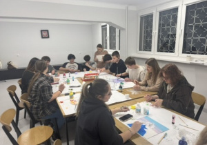 Wychowankowie malują gipsowe odlewy