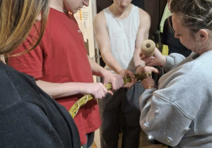 Trzech chłopców wspólnie z dwoma paniami wychowawczyniami przygotowywali gałęzie wierzby na wianki