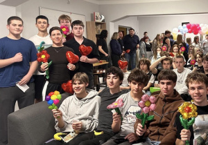 upa wychowanków wspólnie siedzi i ogląda filmy