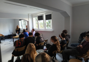 Publiczność siedzi i kibicuje wykonawcom