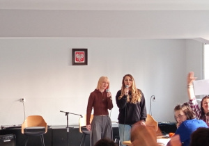 Dziewczynki stoją przed publicznością w rękach trzymają mikrofony i śpiewają wybrany utwór